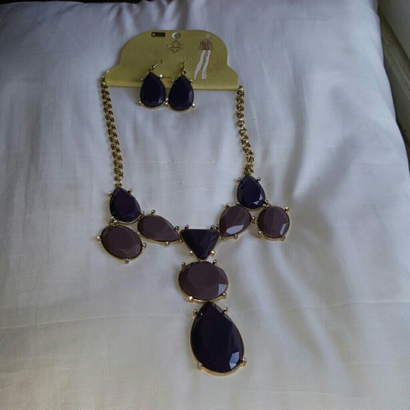 Cute necklace and earing set.