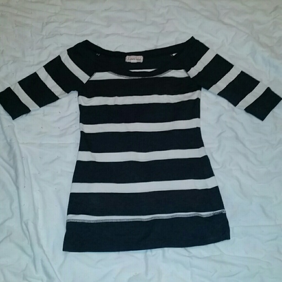 Exposed shoulder shirt