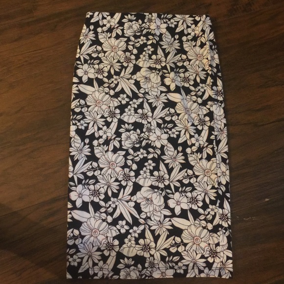 Fitted floral midi skirt