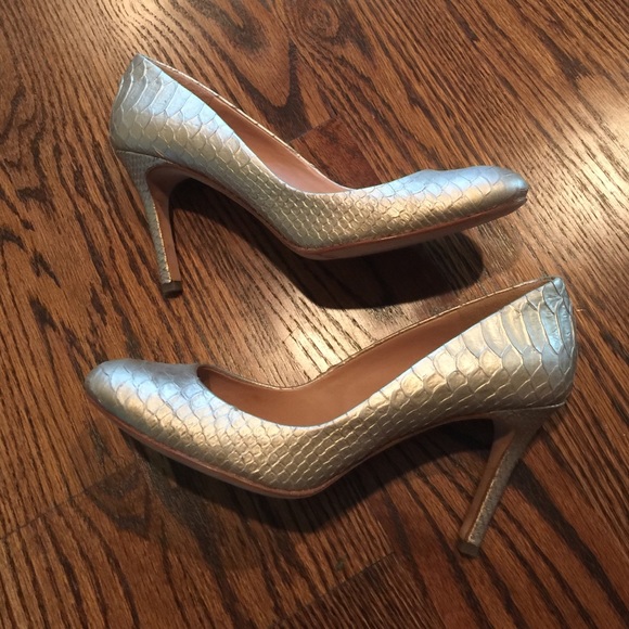 Patterned gold pump, size 8, Ann Taylor