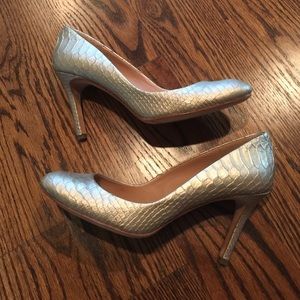 Patterned gold pump, size 8, Ann Taylor