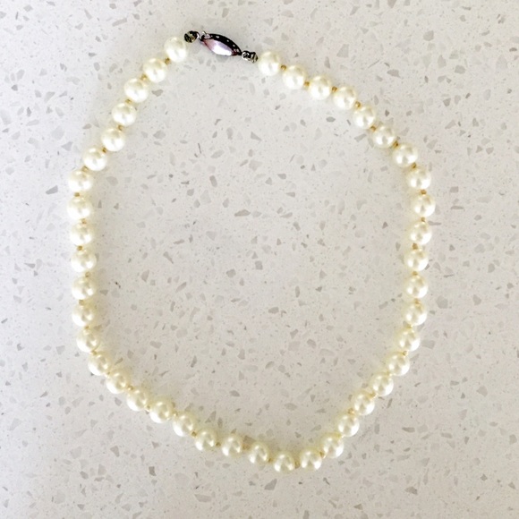 Short pearl necklace