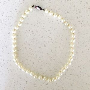Short pearl necklace