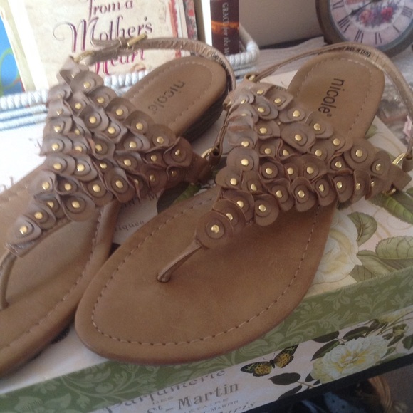 nicole Shoes - NICOLE sandal slight wedge size 9