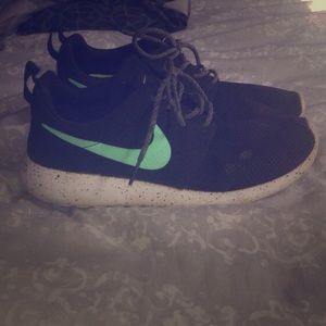 🚨UFT🚨 Nike roshes  running shoes