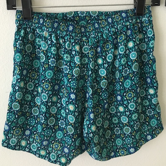 Patterned flowy shorts - Picture 2 of 4