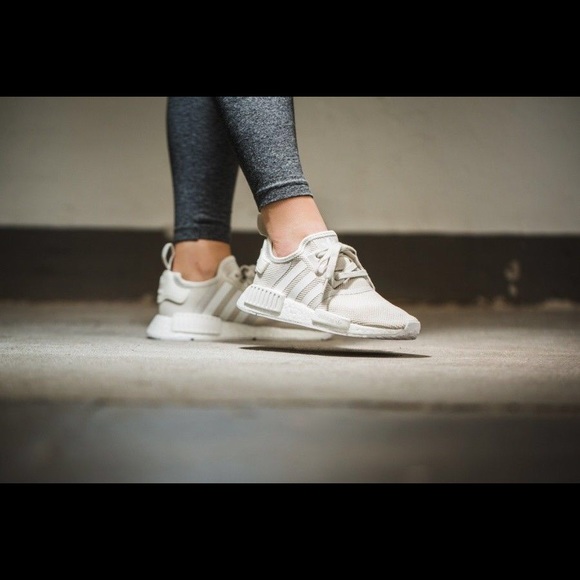 le adidas nmd r1 talccream biancastro poshmark le adidas nmd r1 talccream biancastro poshmark