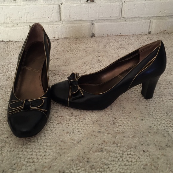 Black Tahari heels w gold trim