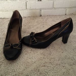Black Tahari heels w gold trim