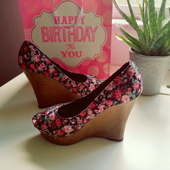 💗FINAL SALE!💗 Floral platform shoes!