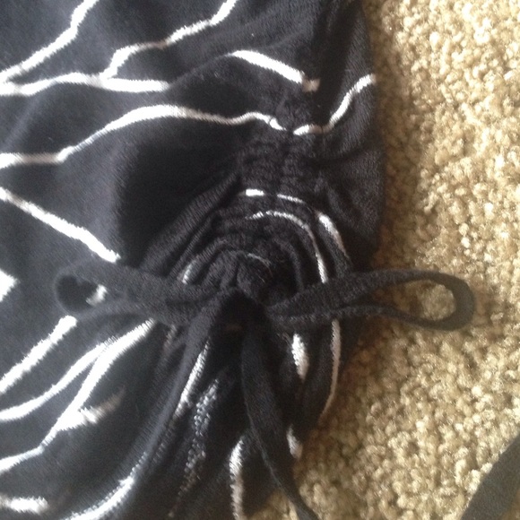 Express Balck White Pattern Sweater Size Small - Picture 2 of 4