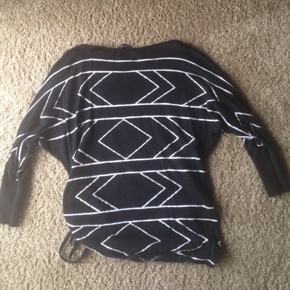 Express Balck White Pattern Sweater Size Small - Picture 4 of 4
