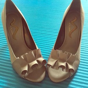 Nina champagne silk heels size 8