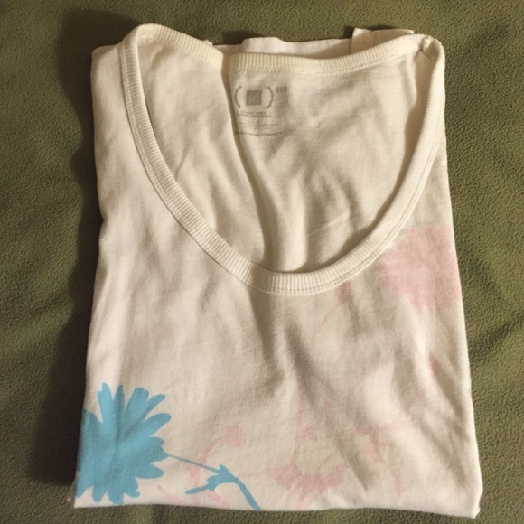 GAP Product Red Tee - Picture 2 of 3