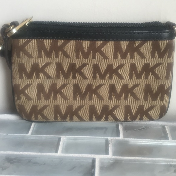 Michael Kors small date night wristlet! - Picture 3 of 4