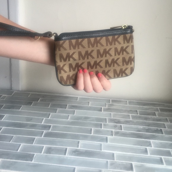 Michael Kors small date night wristlet! - Picture 4 of 4