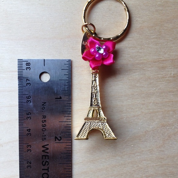 Eiffel Tower keychain in gold color - Picture 2 of 4