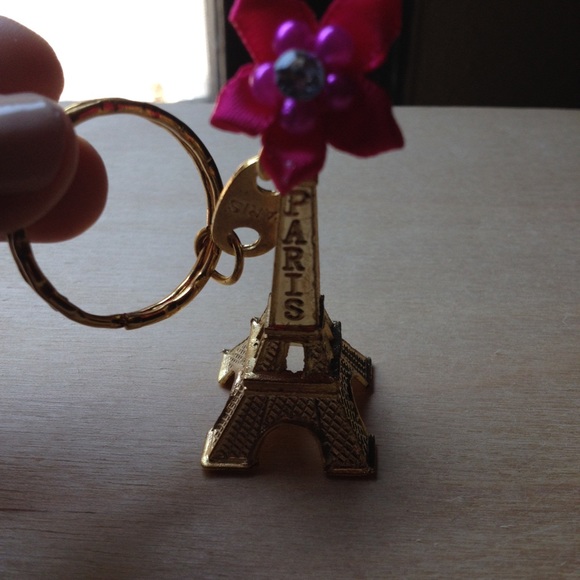 Eiffel Tower keychain in gold color - Picture 3 of 4