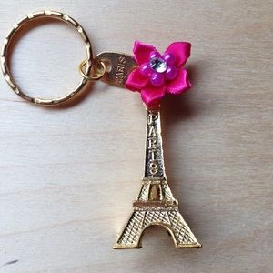 Eiffel Tower keychain in gold color