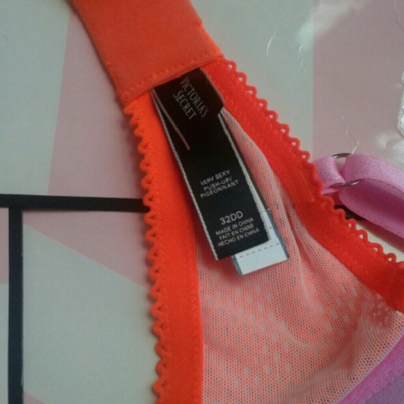 🔥MOVING SALE🔥 (32DD) VS VERY SEXY PUSH-UP - Picture 3 of 4