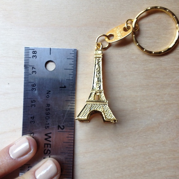 Eiffel Tower key chain in gold - Picture 2 of 4