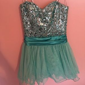 This is a cute dress!!