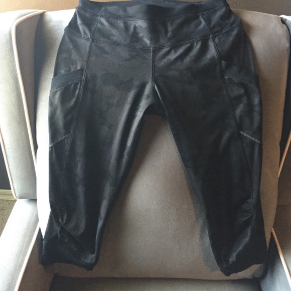 Lululemon Athletica Black Camo Capris Size 4.