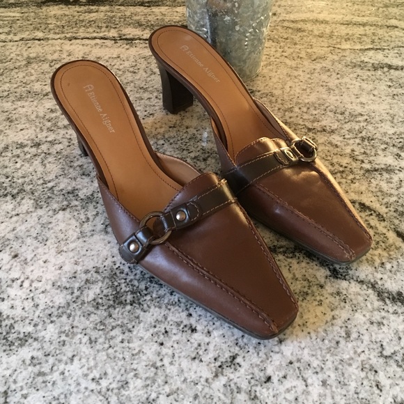 Leather buckle business heel.