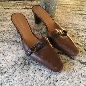 Leather buckle business heel.