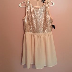 I'm selling a cute pink dress!!