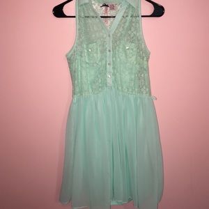 I'm selling a cute mint green dress!!
