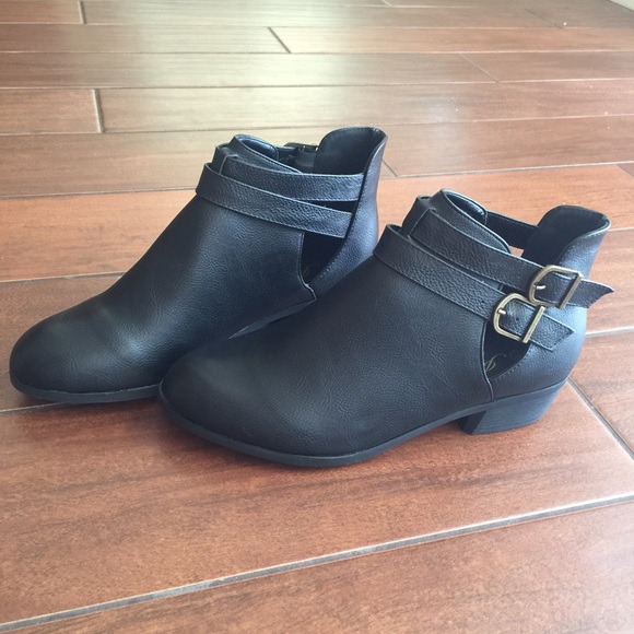 🔹LAST PAIR🔹Vegan Leather Buckle Ankle Bootie - Picture 2 of 4