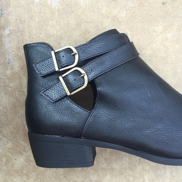 🔹LAST PAIR🔹Vegan Leather Buckle Ankle Bootie - Picture 4 of 4