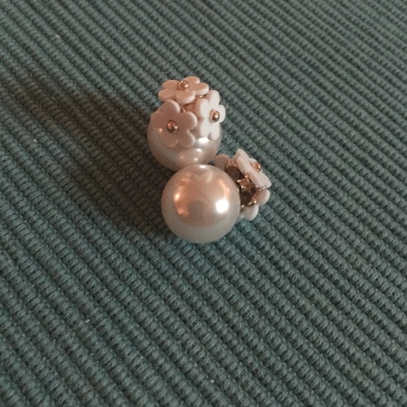 🌸New🌸white on white double sided stud earrings - Picture 1 of 2