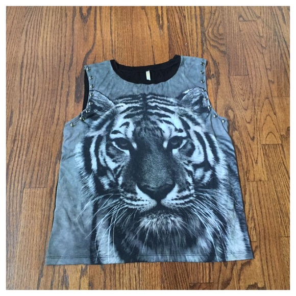 SIZE LARGE TOP