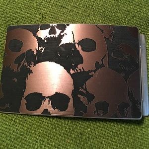 Factorybrand metal skull belt buckle.