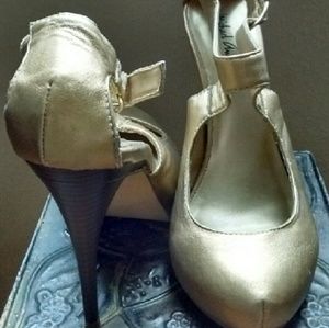 Shoe Dazzle Gold heels