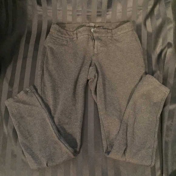 Dark gray jeggings with fake front pockets.