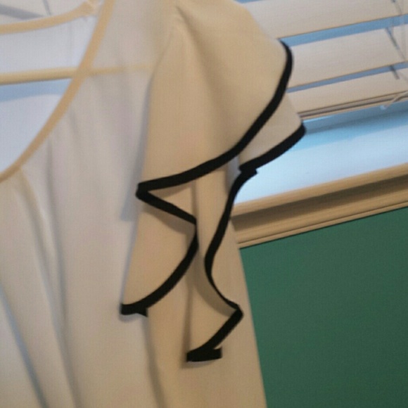 Cute Ruffle Sleeve Blouse! - Picture 3 of 3