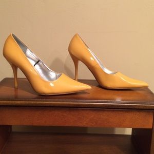 Size 8 yellow high heel dressy shoes. True to size