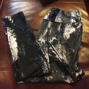 Black and white oil slick pattern tights UA Med