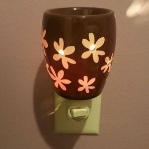 Scentsy  Plug in warmer