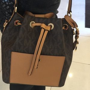 MICHAEL KORS BUCKET BAG BRAND NEW