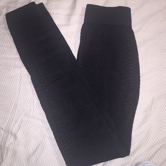 Patterned/textured black leggings, size s/m