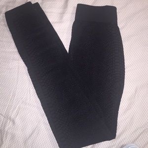Patterned/textured black leggings, size s/m