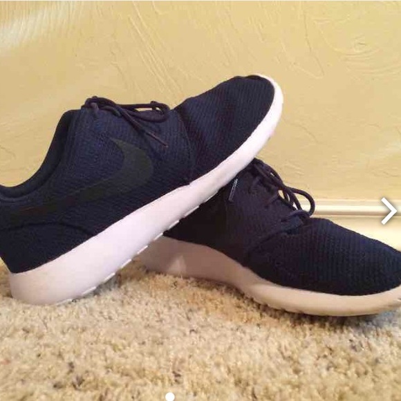 Navy nike Roushe's (Men's 9 women's 11)