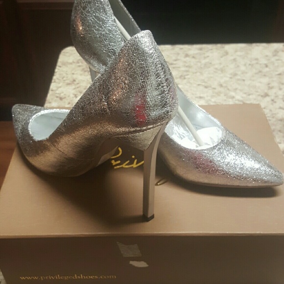 Metallic silver pumps