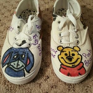 Toddlers Winnie-the-Pooh hand-designed sneakers