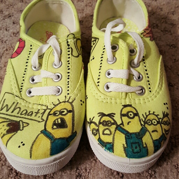 Girls minions sneakers