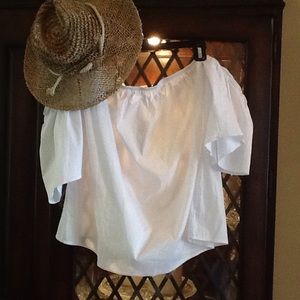 Adorable off the shoulder top!💋💋💋